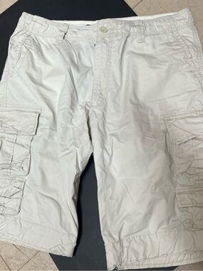 Men’s Loose Cargo Light Khaki Shorts, size 34
